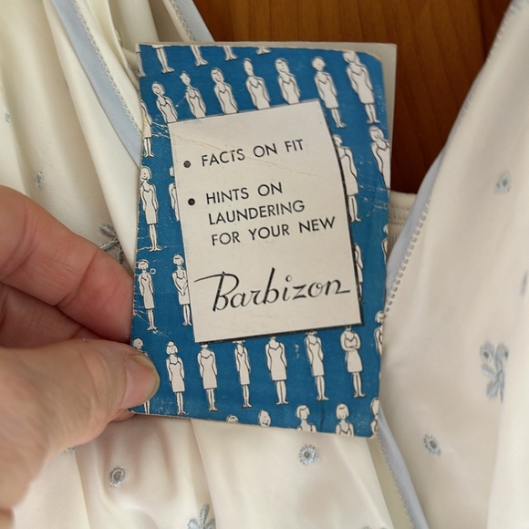 Vintage Barbizon rayon crêpe nightgown For taller women - Picture 3 of 9